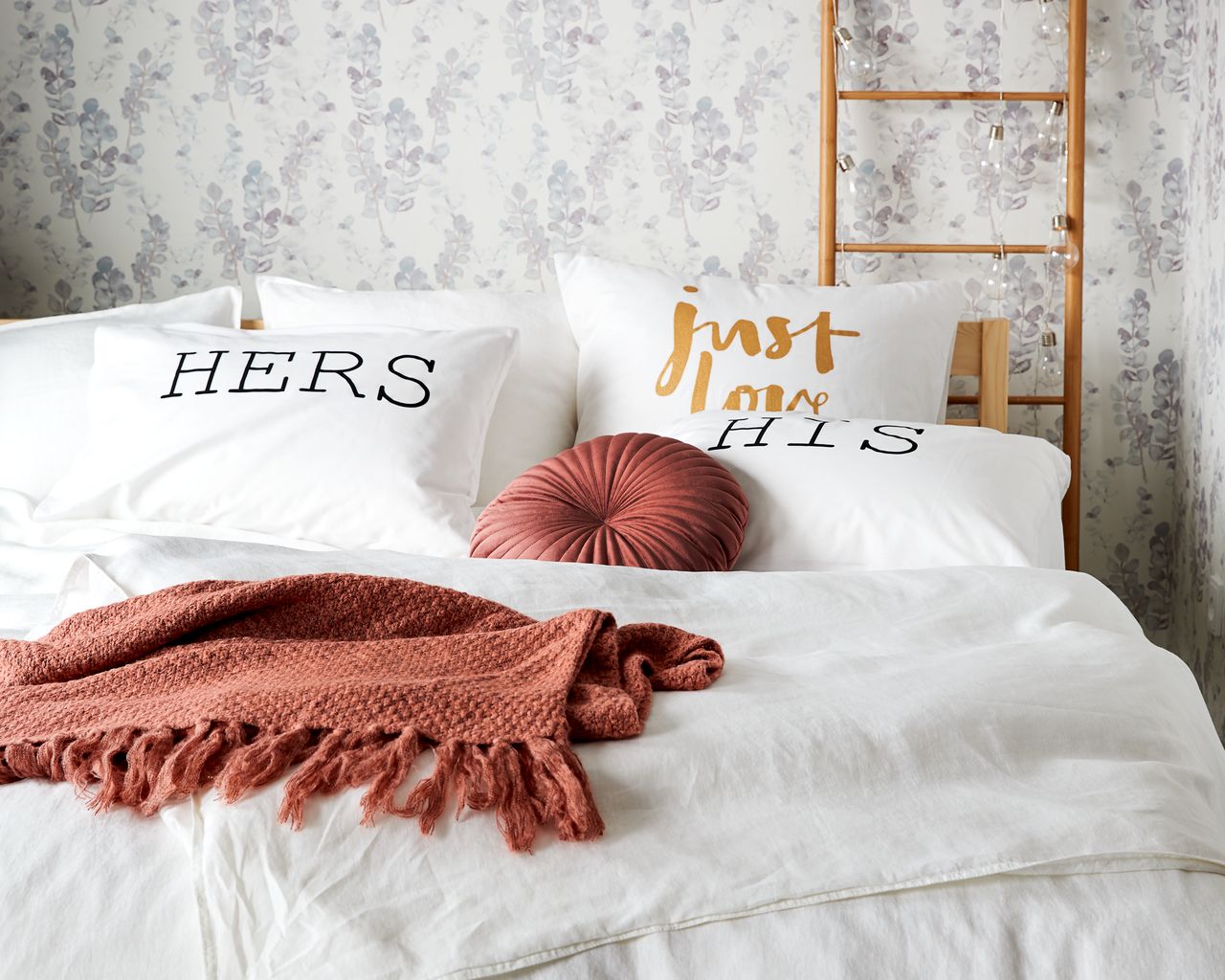 Giấy dán tường trang trí phòng trọ họa tiết hoa cỏ đơn giản, độc đáo 5 cách decor trang trí phòng trọ đơn giản mà đẹp-4